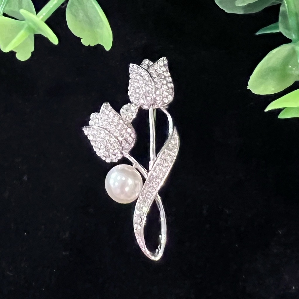 NWOT - Beautiful and very elegant women's pearl & rhinestone corsage pin